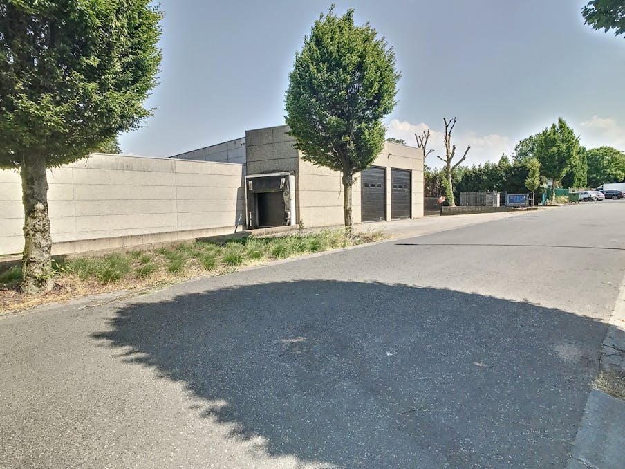 Loods van ca. 675 m² met laadkade en 3 poorten in Dadizele