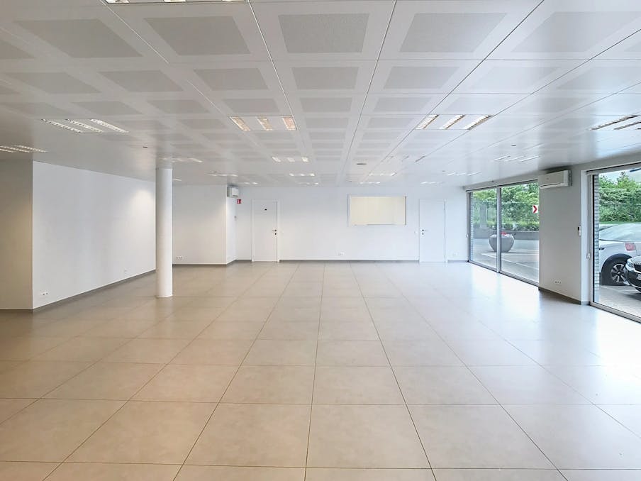 Instapklaar kantoor van ca. 183m² te koop in Roeselare