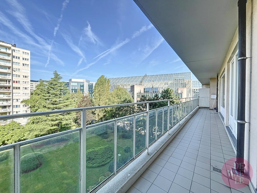 Licht appartement met 2 slaapkamers en garage in Oudergem