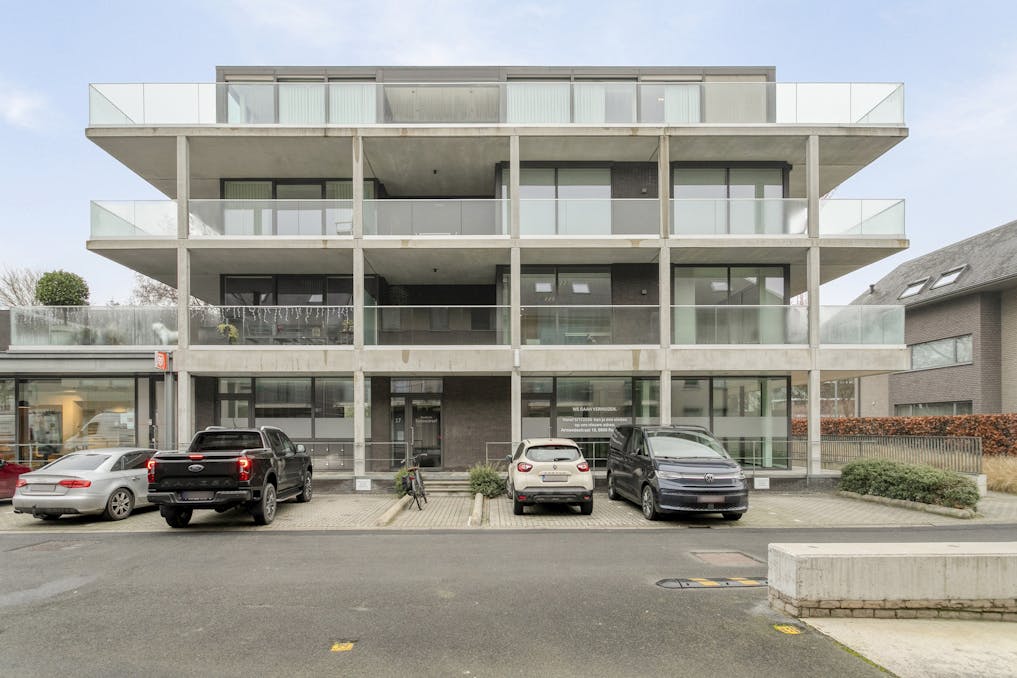 Uitstekend afgewerkt kantoor van ca. 456m² te huur in Izegem