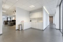 Uitstekend afgewerkt kantoor van ca. 456m² te huur in Izegem