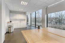 Uitstekend afgewerkt kantoor van ca. 456m² te huur in Izegem