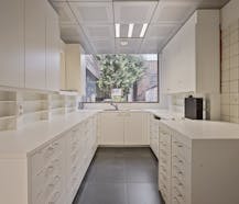 Commerciële ruimte met duplex-appartement te koop in Evere