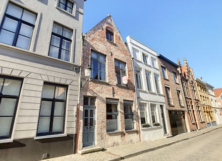 Karaktervol huis te koop met 4 slaapkamers, veel charme en authentiek karakter in hartje Brugge nabij de Brugse reien