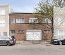 Magazijn met bovenliggend appartement te koop in Wilrijk