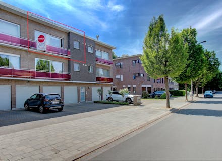 Instapklaar 2 slaapkamer appartement van 106 m² met ruime garage te koop in de leuke kindvriendelijke Neerlandwijk te Wilrijk