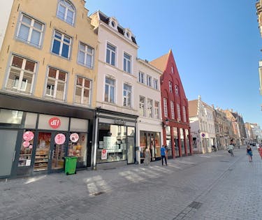 Handelspand met 2 staanplaatsen in Noordzandstraat in Brugge