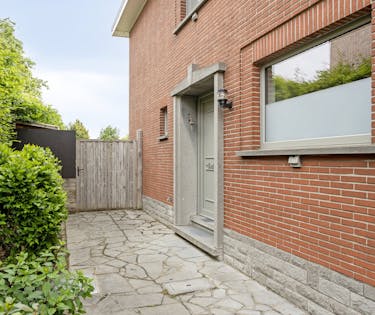 Prachtige driegevelwoning met 3 slaapkamers, inpandige garage en grote zonnige tuin in Wolvertem !