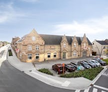 Ruime feestzaal te koop in Ieper