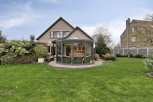 Mooie villa met schitterende tuin in residentiële woonwijk