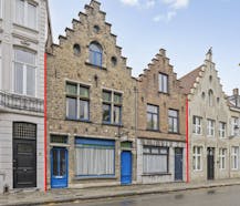 Unieke kans aan de Langerei in Brugge: 2 te renoveren stadshuizen