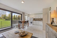 Moderne duplex met 2 slaapkamers omringd door groen in Laken