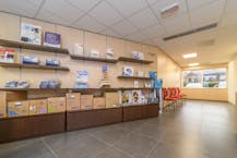 Handelsruimte en 3 staanplaatsen te huur te Koksijde-bad.