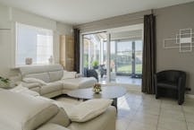 Ruime villa met 6 kamers te koop in Sint-Eloois-Vijve