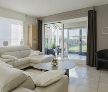 Ruime villa met 6 kamers te koop in Sint-Eloois-Vijve