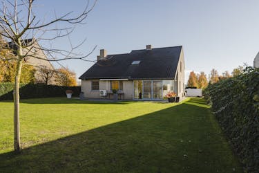 Ruime villa met 6 kamers te koop in Sint-Eloois-Vijve