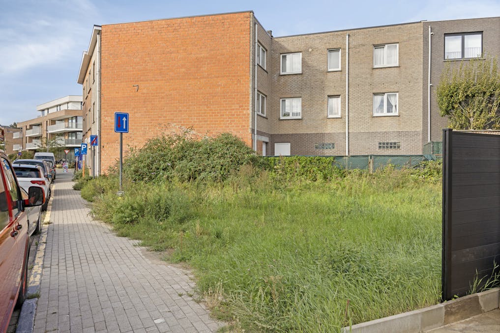 Land for semi-detached buildings with development potential for sale