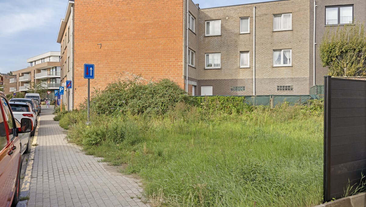 Land for semi-detached buildings with development potential for sale