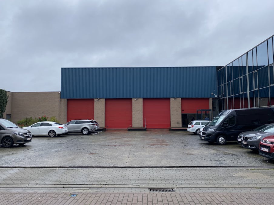 Warehouse with offices centrally located in Roeselare 