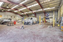 Loods van ca. 547m² op commerciële ligging in Hooglede-Gits