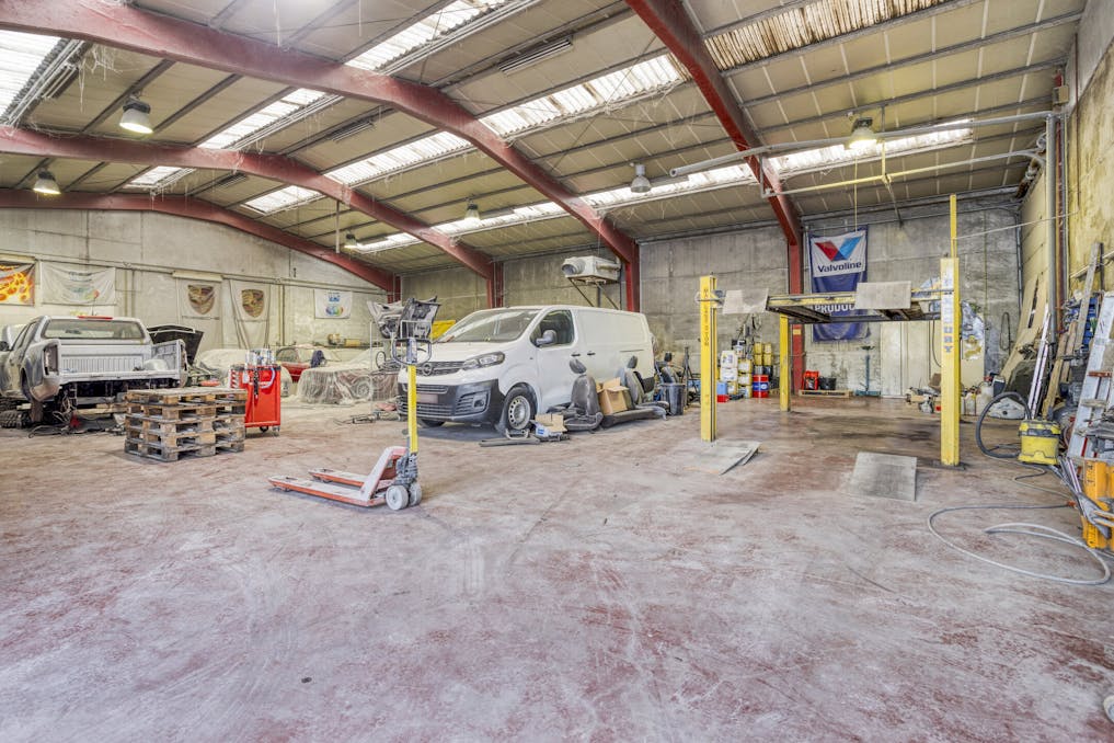 Loods van ca. 547m² op commerciële ligging in Hooglede-Gits