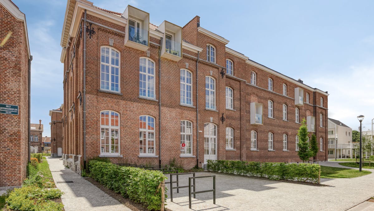 Handelsgelijkvloers/ kantoor in Peterseliestraat in Brugge