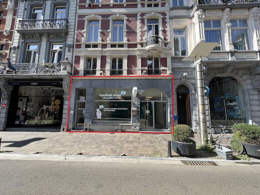 Lichtrijk handelspand (58 m²) te huur in centrum Gent