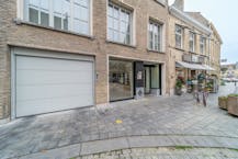 Handelspand met ruime woonst te koop in Veurne-centrum.