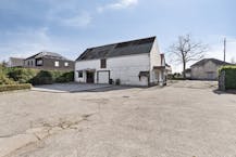 Ruime woning met loodsen te koop in Essen