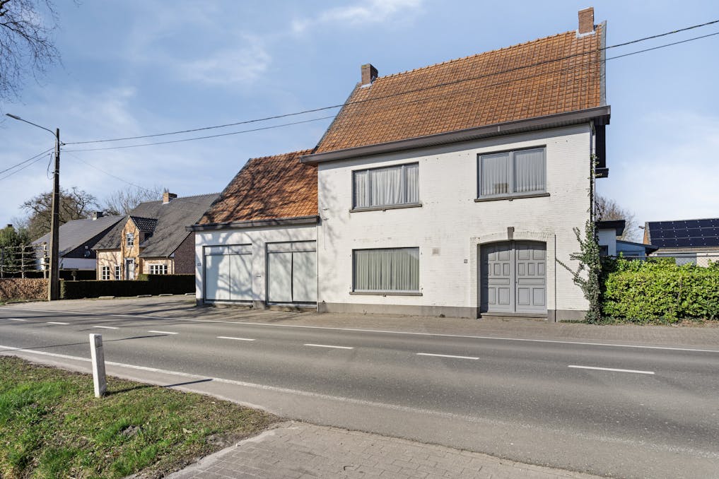 Ruime woning met loodsen te koop in Essen