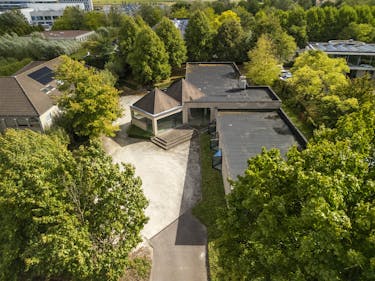 Op te frissen kantoorgebouw te koop in Kortrijk