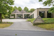 Op te frissen kantoorgebouw te koop in Kortrijk