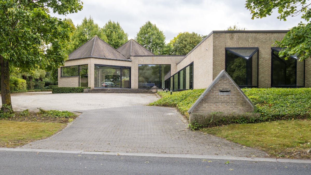 Op te frissen kantoorgebouw te koop in Kortrijk