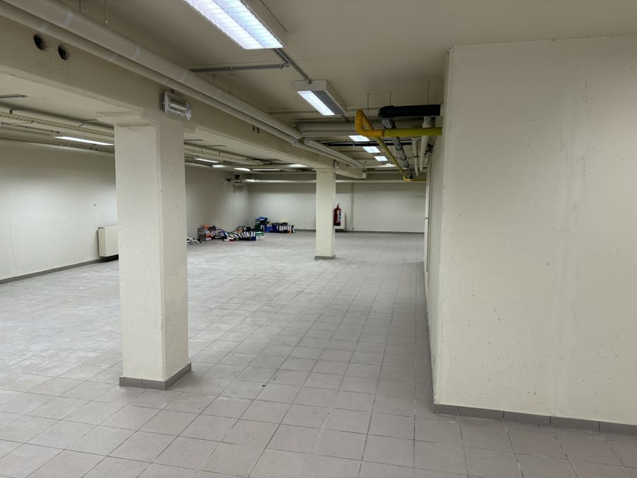Kelderruimte van ca. 450 m² te huur – ideaal voor opslag