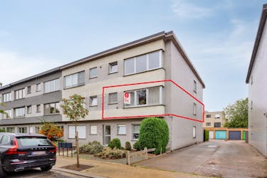 Appartement met 2 a 3slaapkamers en garage te koop in Hoevenen!