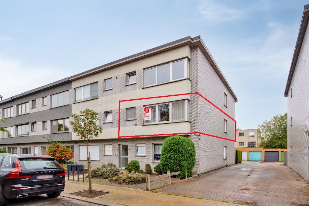 Appartement met 2  a 3slaapkamers en garage te koop in Hoevenen!