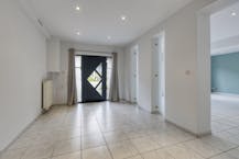 Opbrengsteigendom met 2 appartementen en hangaar te Lummen