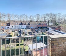 Building te koop met 3 appartementen en 10 garageboxen in het hart van Brugge