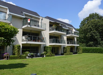 Residentieel gelegen recent appartement met twee slaapkamers in de residentie Hof Ter Zielbeek.