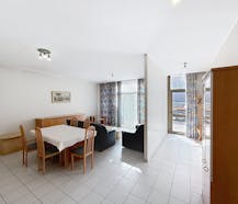Gelijkvloers appartement met ruime garage in centrum Sint-Idesbald