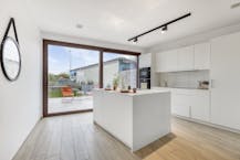 Instapklare nieuwbouwwoning met 3 slaapkamers en zwemvijver