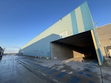 Pallet storage for rent with loading and unloading docks