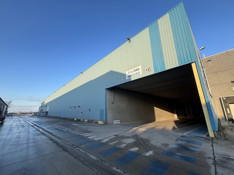 Pallet storage for rent with loading and unloading docks