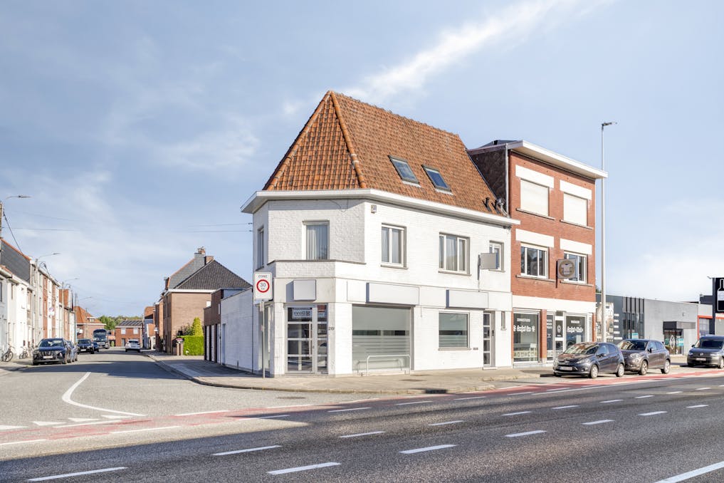 Kantoor met woonst te koop op invalsweg naar Kortrijk