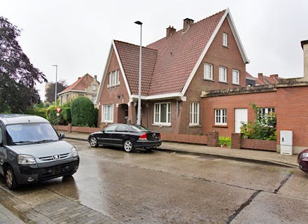 Woning met 5 slaapkamers, garage en tuin in Roeselare te koop. 
