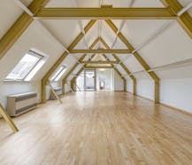 Woning met handelsgelijkvloers, atelier en garages te Veurne