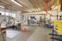 Commercieel bedrijfsgebouw van ca. 400m² met parking