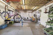 Commercieel bedrijfsgebouw van ca. 400m² met parking 