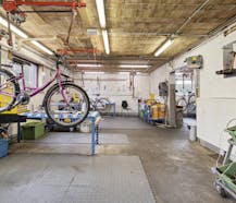 Commercieel bedrijfsgebouw van ca. 400m² met parking