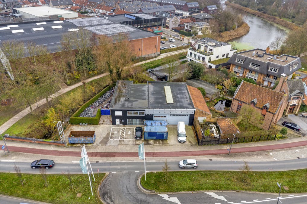 Commercieel bedrijfsgebouw van ca. 400m² met parking